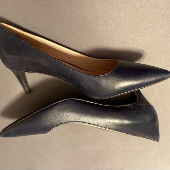 *SOLD* Nine West navy blue, 2.5 inch pumps - Picture 3 of 4